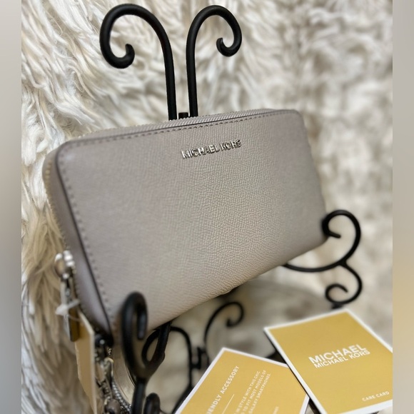 š©¶š¤NWT-Michael Kors Jet Set Saffiano Pearl Grey Zip Wallet/ Wristletš©¶š¤ - Picture 4 of 10